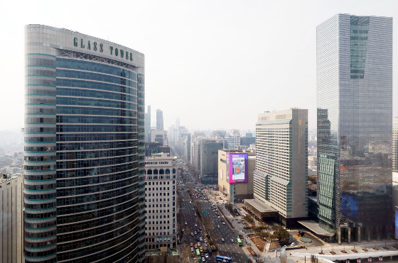 22일 상업용 부동산 전문기업 '부동산플래닛'의 조사에 따르면 지난 4월 서울시 오피스 빌딩의 매매거래랭은 전월 대비 상승하며 3개월 연속 오름세를 보였다. 직전월 대비 매매거래량은 50%, 거래금액은 73.2%만큼 올랐다. 3대 주요 권역의 거래금액이 모두 증가했는데, 특히 사무실의 경우 매매거래량 대비 거래금액이 큰 폭으로 늘어났다./사진=뉴시스