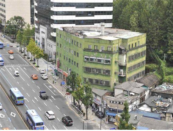 22일 서울시는 전일  전일 제9차 도시계획위원회를 개최하고, 1938년 준공해 국내 최고령 아파트로 꼽히는 충정아파트를 포함하고 있는 서대문구 충정로3가 250-70번지 일대의 마포로 5구역 제2지구에 지하 5층~지상 28층 규모의 건물을 지을 예정이라고 밝혔다. 사진은 철거를 결정한 서울시 충정아파트./사진=뉴시스