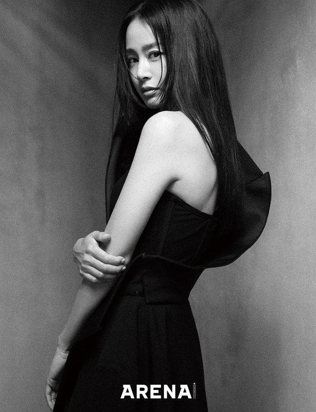A photo book containing actress Kim Tae-hees beauty has been released.Kim Tae-hee has emanated an elegant and chic charm with the styling of black and white monotone in the recently released  ⁇  Arena Homme Plus  ⁇  July issue pictorial.In an interview with the photo shoot, Kim Tae-hee revealed the behind-the-scenes footage of the Genie TV original drama  ⁇  Madang and its future goals.Kim Tae-hee said, The house with  ⁇  Madang and the Juran  ⁇  are completely unfamiliar Genre characters, Kim Tae-hee said of his careers first Thriller work  ⁇  Madang, But I did not act while studying and calculating.I just thought I was Juran.Her, who starred in many hit movies such as The Stairway to Heaven, Love Story, Harvard, Iris, and Yong - pal, named her work as a turning point in her career as Singapore Grand Prix.Kim Tae-hees  ⁇ Singapore Grand Prix ⁇  was the first turning point of my Acting life, and it was the first time I met Yang Dong-geun in that work.I can immerse myself in the characters so much. I can interpret and express scenes like this in this way. I need these things to save the scenes. I learned them. Lastly, when asked what kind of person and actor he would like to be remembered as in 20 years, Kim Tae-hee said, I am curious about my next work. It would be a great blessing if I could do my work in 20 years. I also have a desire to become an actor who is more friendly than now.Those who know me well know that I am a very poor and ordinary person, but viewers do not know well. I want to be a person who feels more humane inside and outside Acting. Pictures and interviews about the new actor Kim Tae-hee can be found in the July issue of Homme Plus.