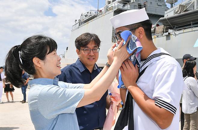 [창원=뉴시스] 강경국 기자 = 경남 창원시 진해군항에서 22일 열린 청해부대 39진 파병복귀 환영행사에서 6개월만에 만난 장병들과 가족들이 재회의 기쁨을 누리고 있다. (사진=해군작전사령부 제공). 2023.06.22. photo@newsis.com *재판매 및 DB 금지