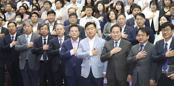 [전주=뉴시스] 22일 전북도청 공연장에서 열린 6월 소통의 날 행사에 김관영 전북지사와 명사 특강으로 초청된 우동기 국가균형발전위원장을 비롯해 서거석 교육감, 대학총장 등 참석자들이 국민의례를 하고 있다. 2023.06.22 (사진= 전라북도청 제공) *재판매 및 DB 금지