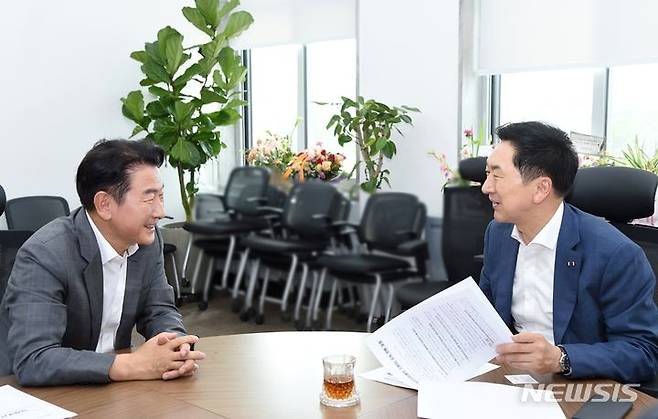 김동근 경기 의정부시장이 22일 국민의힘 김기현 대표를 만나 미군기지인 캠프 스탠리 조기 반환을 건의하고 있다. (사진=의정부시 제공)