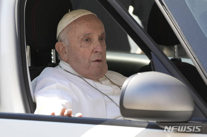 [바티칸=AP/뉴시스]탈장 치료를 위해 지난 7일 수술을 받은 프란치스코 교황이 9일 만인 16일 퇴원, 차량으로 바티칸에 도착하고 있다. 그는 2주 전 복부 수술로 인한 마취 효과를 여전히 느끼고 있으며 숨이 가쁜 상태라고 22일 밝혔다. 2023.06.22.