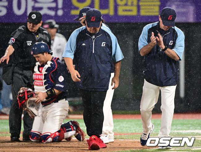 [OSEN=수원, 김성락 기자] 22일 오후 수원 KT위즈파크에서 ‘2023 신한은행 SOL KBO리그’ KT 위즈와 롯데 자이언츠의 경기가 열렸다.7회초 2사 1, 3루 롯데 서튼 감독이 KT 황재균의 파울 타구에 맞은 유강남의 상태를 살펴본 뒤 격려를 보내고 있다. 2023.06.22 /