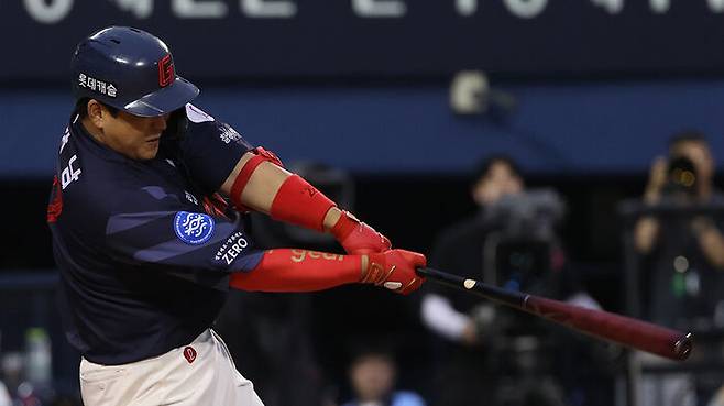 유강남의 동점 희생플라이 (사진=연합뉴스)