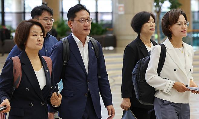 정의당 배진교 원내대표, 이은주 원내수석부대표, 강은미 후쿠시마 오염수 저지 TF 단장 등 원내지도부가 22일 서울 강서구 김포국제공항을 통해 일본으로 출국하고 있다. 이들은 원전 오염수 방류 계획에 항의하기 위해 2박 3일 일정으로 일본을 방문한다. 연합뉴스