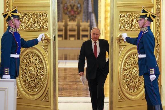 블라디미르 푸틴 러시아 대통령이 21일(현지시간) 크렘린궁 게오르기예프스키홀에서 열린 사관학교와 국방부, 비상상황부, 연방보안국, 연방경호국, 러시아 경비대, 내무부, 조사위원회, 연방교도소의 대학 및 아카데미 최고 졸업생 행사에 참석하고 있다. 2023.6.21 TASS 연합뉴스