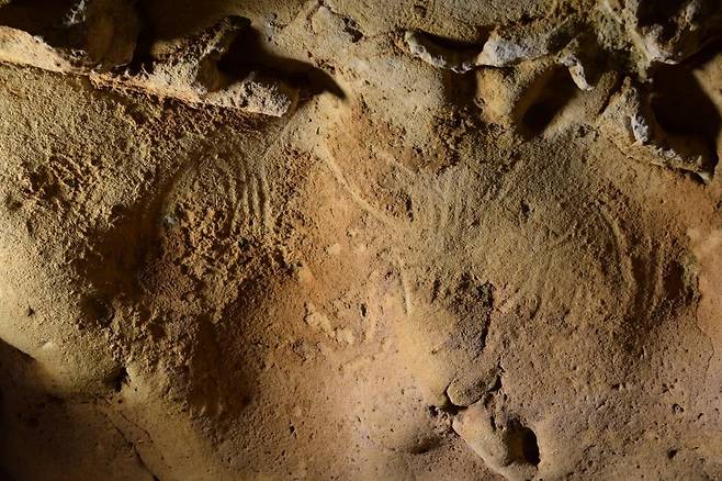 프랑스 라로슈-코타르 동굴 벽에 새겨진 손자국 보양 조각  [Jean-Claude Marquet 제공. 재판매 및 DB 금지]