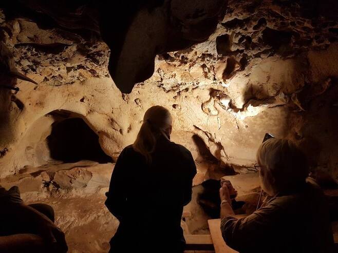 라로슈-코타르 동굴 벽면 조사하는 연구자들 [Kristina Thomsen 제공. 재판매 및 DB 금지]