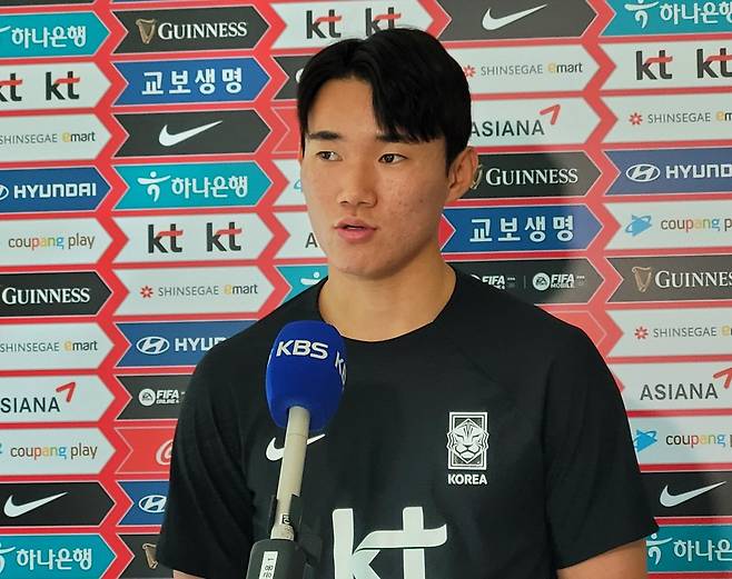 인터뷰하는 양현준 (파주=연합뉴스) 최송아 기자 = 강원FC 측면 공격수 양현준이 16일 경기 파주시 파주국가대표트레이닝센터(NFC)에서 취재진과 인터뷰하고 있다. 2023.5.16 songa@yna.co.kr
