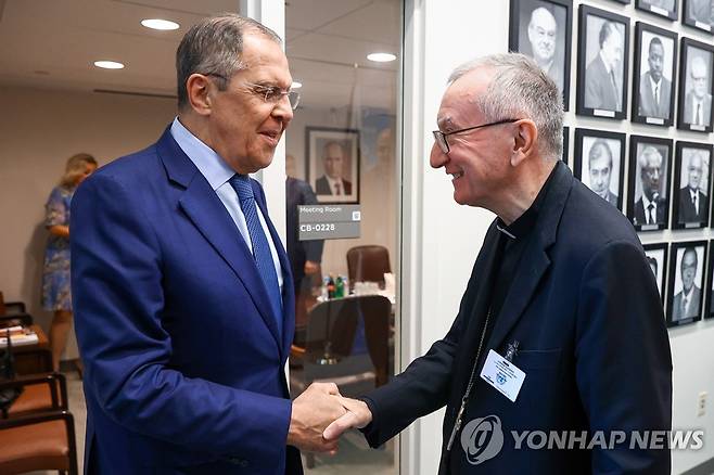 지난해 9월 라브로프 러시아 외무장관과 악수하는 파롤린 추기경 [타스=연합뉴스 자료사진. 재판매 및 DB 금지]