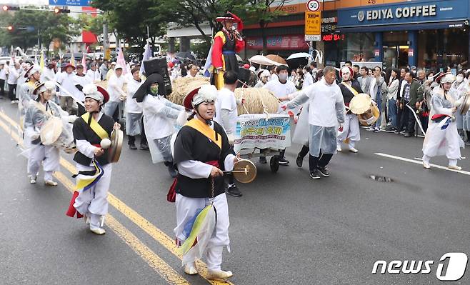 1일 오후 울산시 남구 공업탑에서 출발한 '2023 울산공업축체' 퍼레이드 행렬이 남구둔치를 향해 흥겹게 행진하고 있다. 2023.6.1/뉴스1 ⓒ News1 조민주 기자