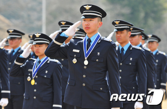 23일 경남 진주시 항공과학고등학교에서 열린 제46기 졸업 및 임관식에서 신임 하사들이 거수 경례를 하고 있다. (공군 제공) 2017.2.23/뉴스1