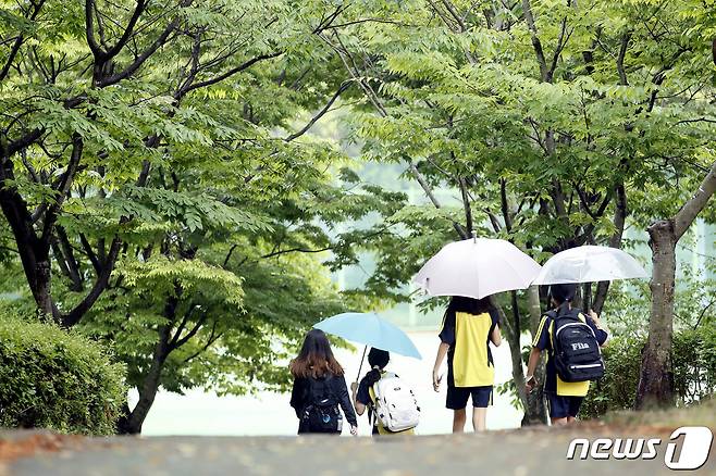 전국이 흐리고 비가 내린 절기상 하지(夏至)인 21일 광주 북구 일곡제1근린공원 산책로를 따라 학생들이 우산을 쓰고 하교하고 있다. 2023.6.21/뉴스1 ⓒ News1 이수민 기자