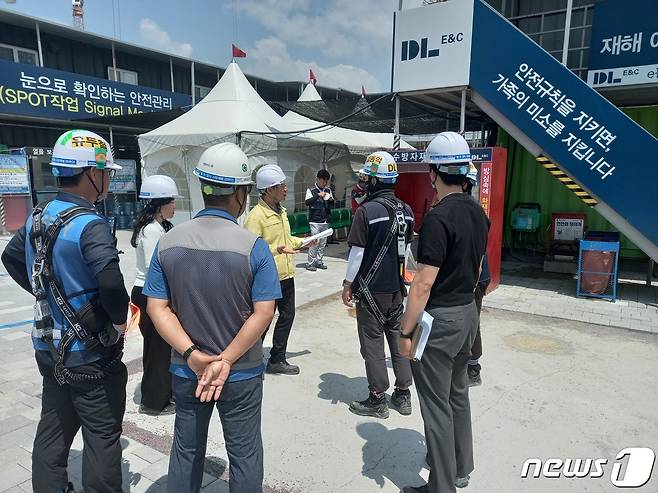 부산도시공사 점검반이 23일 장마철을 대비해 건설 현장의 안전관리 실태를 점검하고 있다.(부산도시공사 제공)