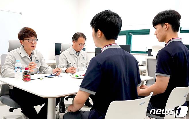 영진전문대 AI융합기계계열이 선취업후진학에 발벗고 나섰다. 사진은 선취업후진학 협약 기업인 ㈜동보 인사담당자가 23일 지역 직업계 고교생을 채용 면접하는 모습. (영진전문대 제공)