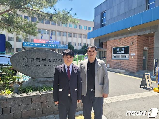 임현택 대한소아청소년과의사회장(왼쪽)과 이형민 대한응급의학의사회장이 대구파티마병원 응급의학과의 3년 차 전공의 A씨를 조사 중인 대구북부경찰서를 찾았다(대한응급의학의사회 제공)