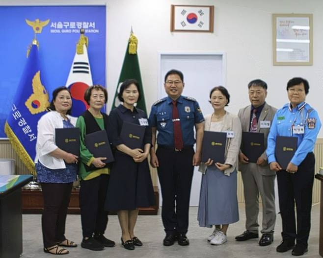 김한철 구로경찰서장과 감사장을 받은 구로주민 6명이 기념사진을 찍고있다.[이미지제공=서울구로경찰서]