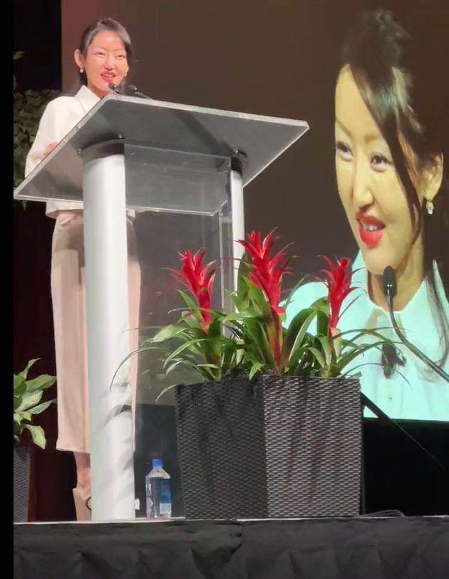 탈북자  박연미씨가 미국의 한 강연회에서 탈북과 북한 인권에 대해 강연을 하고있다./트위터