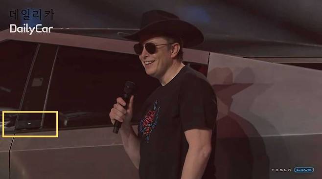 테슬라 사이버트럭 관련 발표를 이어나가는 일론 머스크, 이 때 도어 버튼으로 추정되는 흰색 막대기 문양(노란색 네모 안)이 보였다.