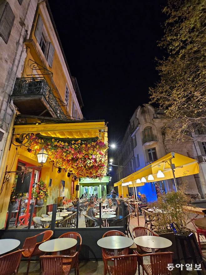 고흐가 ‘밤의 카페 테라스’를 그린 포룸 광장의 카페.