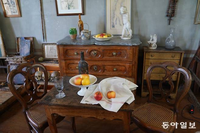 엑상프로방스에 있는 세잔의 아틀리에. 세잔이 그렸던 사과와 정물이 그대로 놓여 있다.