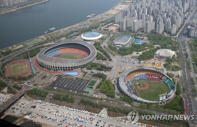 서울시체육시설관리사업소는 23일부터 28일까지 잠실종합운동장에서 열리는 다양한 행사로 인해 많은 관람객들이 운집할 것으로 예상되는 가운데 대중교통을 이용해 줄 것을 당부했다. 연합뉴스