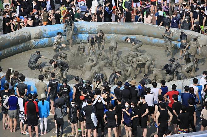 지난해 대천해수욕장을 찾은 관광객들이 머드축제를 즐기고 있다. 보령시 제공