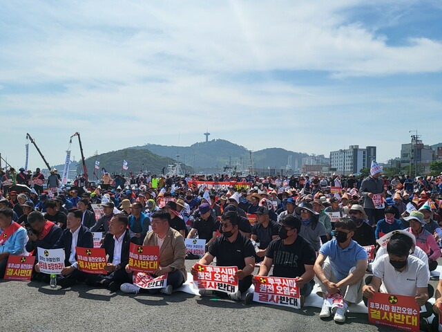 23일 전남 완도군 해안공원에서 전남 어민 1000여명이 모여 일본 후쿠시마 오염수 방류를 반대하는 집회를 벌이고 있다.한국수산업경영인 전남도연합회 제공