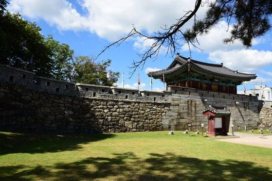 고려시대 몽골의 침입을 맞아 쌓은 강화산성 중 남문 일대. 조선시대 병자호란 당시 우의정 김상 용은 이곳 누각에서 화약이 터지며 숨졌다. [사진 문화재청, 한국민족문화대백과사전, 서울대 규장각한국학연구원, 이숙인]