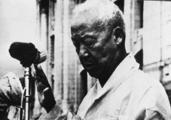 대한민국 정부 수립 축하식전에 서있는　이승만 대통령. 중앙포토