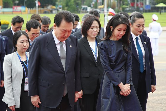 베트남을 국빈 방문 중인 윤석열 대통령과 김건희 여사가 23일(현지시간) 하노이의 호찌민 묘소를 찾아 헌화한 뒤 묵념하고 있다. 연합뉴스