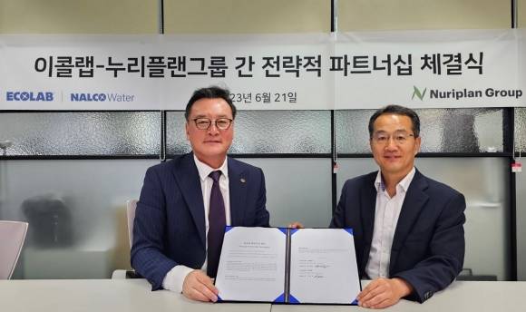 한국이콜랩 류양권 대표이사(좌)와 누리플랜 이형기 대표이사(우)가 환경사업 공동개발을 위한 전략적 파트너십 체결식에서 서명한 뒤 서명서를 들고 있다. /사진=누리플랜그룹