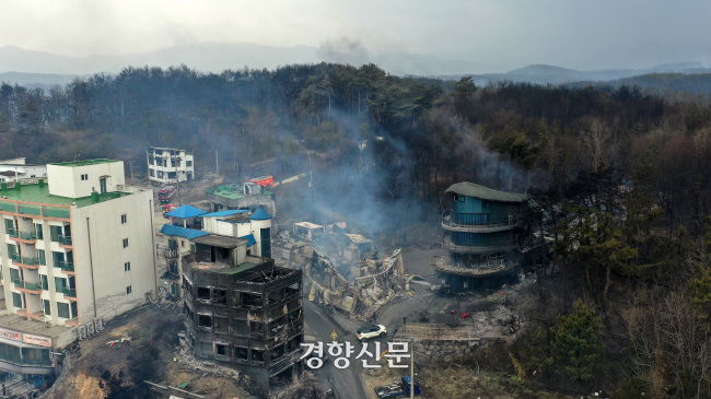 지난 4월11일 강원 강릉시 난곡동에서 발생한 산불이 번져 사근진 해변 일대 건물이 검게 타 있다. 조태형 기자