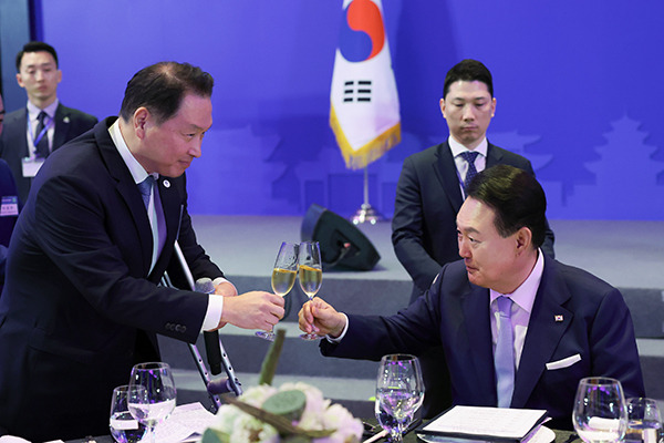 South Korean President Yoon Suk Yeol (right), who is on a state visit to Vietnam, toasts with SK Group Chairman Chey Tae-won at a dinner meeting at a hotel in Hanoi on June 22 (local). [Photo by Yonhap]