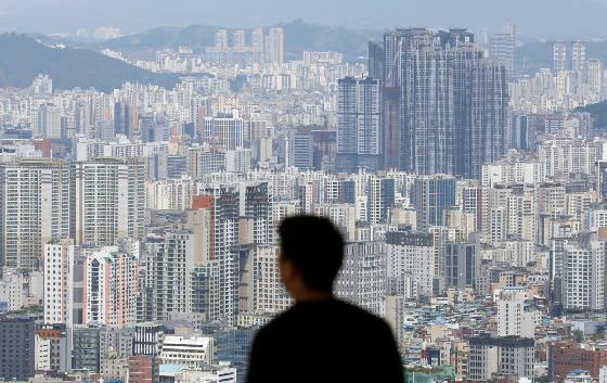 23일 한국부동산원이 발표한 전국 주간 아파트가격 동향 조사 결과 6월 셋째주(19일 기준) 매매와 전세가격 변동률은 지난주와 동일한 -0.01%, -0.04%를 기록했다. 매매가격의 경우 세종(0.18%) 서울(0.04%) 경기(0.03%) 인천(0.03%)은 상승했고 대전(0.00%)은 보합, 제주(-0.11%) 광주(-0.10%) 전남(-0.09%) 부산(-0.09%) 대구(-0.08%) 등은 하락했다./사진=뉴시스