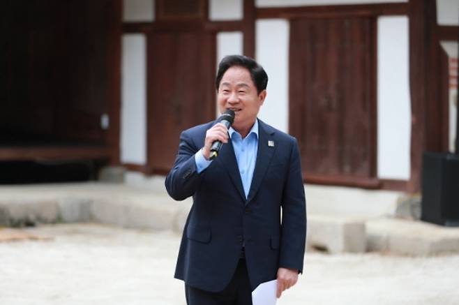 주광덕 남양주시장이 22일 평내동 궁집에서 주변 정비 공사 완료에 따른 개방 축사를 하고 있다. / 사진제공=남양주시