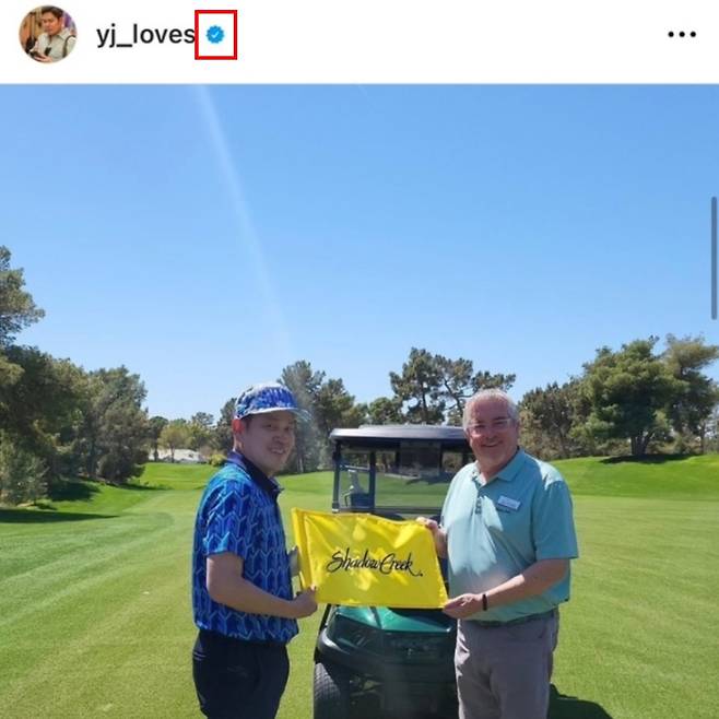 정용진 신세계 부회장 인스타그램 계정명 옆에 붙은 파란색 별모양 공식 인증 배지(빨간 사각형)와 정 부회장의 홀인원소식을 알리는 사진 [인스타그램 갈무리]