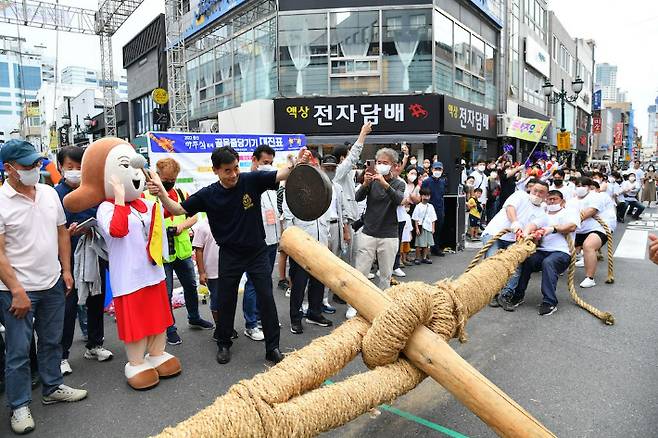 2022 울산마두희축제에 참가한 시민들이 큰줄당기기를 하고 있다. 울산 중구청 제공