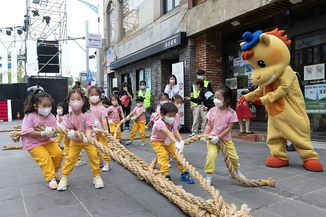 2022 울산마두희축제에서 어린이들이 유치 골목 줄당기기 행사에 참가하고 있다. 울산 중구청 제공