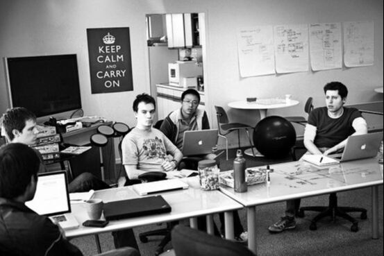 루프트의 CEO 시절 샘 올트먼(오른쪽)이 미국 샌프란시스코 마운티뷰에 있는 본사 사무실에서 소프트웨어 엔지니어들과 회의하고 있다. 월스트리트저널