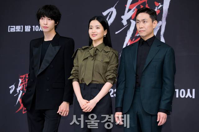 배우 오정세, 김태리, 오정세가 23일 오후 서울 양천구 SBS 사옥에서 진행된 SBS 새 금토드라마 ‘악귀’(극본 김은희/연출 이정림) 제작발표회에서 포즈를 취하고 있다. 김규빈 기자