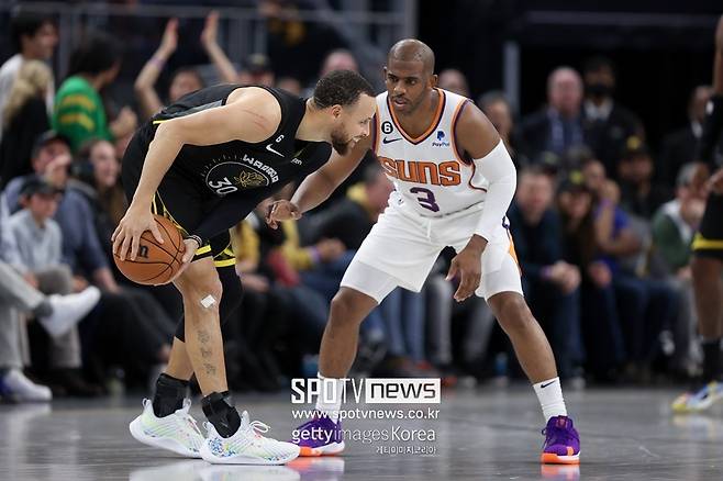 ▲ 스테픈 커리와 크리스 폴(왼쪽부터). 서부에서 우승 경쟁을 펼쳤던 이 둘이 한팀에서 뭉쳤다.