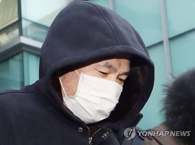 얼굴 드러낸 중년여성·공범 살인범 권재찬 평소 알고 지낸 중년여성을 살해하고, 시신유기를 도운 공범마저 살해해 사형을 선고받은 권재찬이 2021년 12월14일 오전 인천시 미추홀구 미추홀경찰서에서 나와 검찰로 송치되고 있다. [연합뉴스 자료사진]