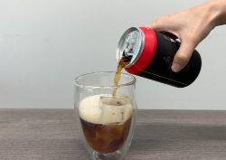 큼직한 얼음을 넣고 탄산이 꺼지지 않도록 컵 가장자리로 붓는 게 포인트입니다.