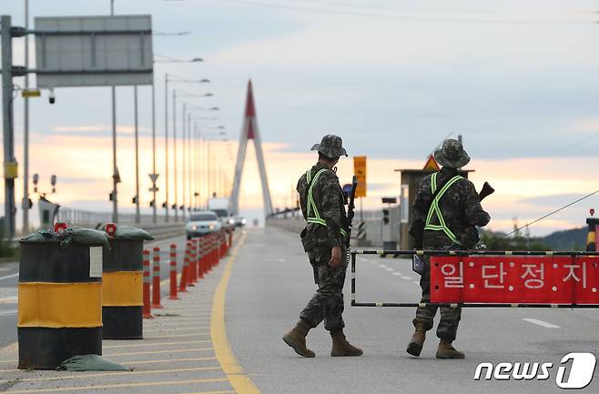 교동대교에서 군 병력들이 검문을 하고 있다. (사진은 기사 내용과 무관함) / 뉴스1 ⓒ News1