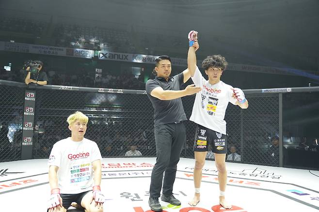 하라구치 아키라(오른쪽)가 24일 강원도 원주시 서원대로 원주 종합체육관에서 열린 ‘굽네 로드FC 064 대회’ 밴텀급 토너먼트 8강전에서 문제훈을 3라운드 만장일치로 꺾었다. 사진 | 로드FC