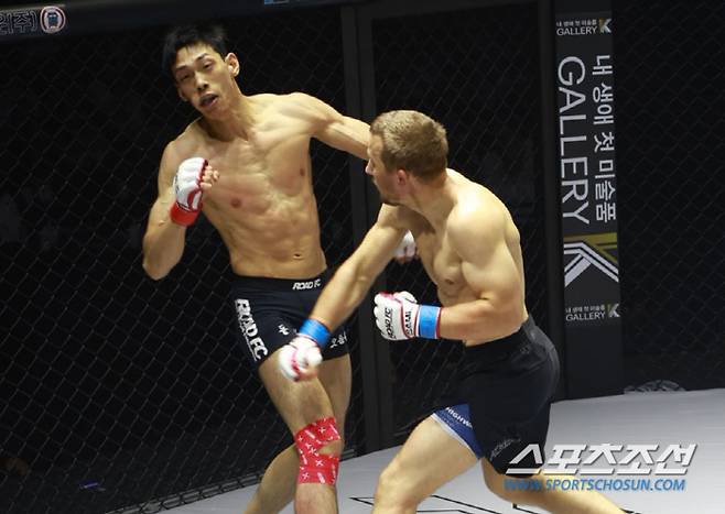 솔로비예프가 윤태영에게 펀치를 날려 쓰러뜨렸다. 사진제공=로드FC