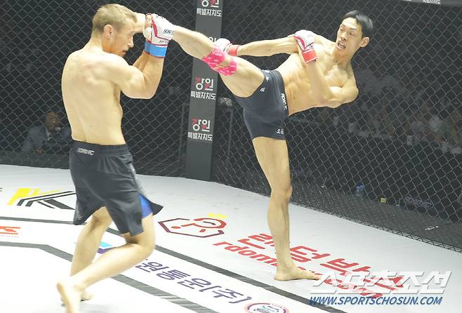 윤태영이 솔로비예프에게 하이킥을 날리고 있다. 사진제공=로드FC