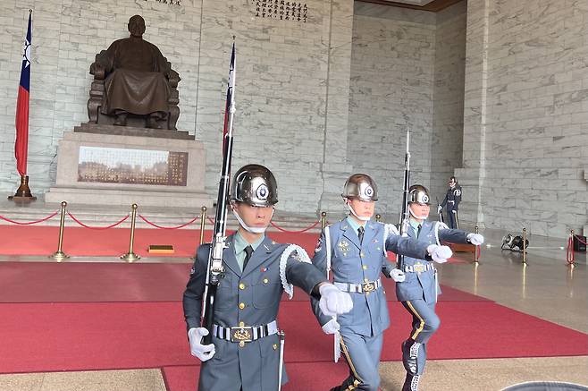 21일 오후 대만 타이베이 중정(中正)기념당의 장제스 청동 좌상 앞에서 위병 교대식이 열리고 있다./타이베이=이벌찬 특파원